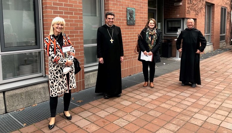 Gruppenfoto mit vier Personen: zwei Männern und zwei Frauen, draußen