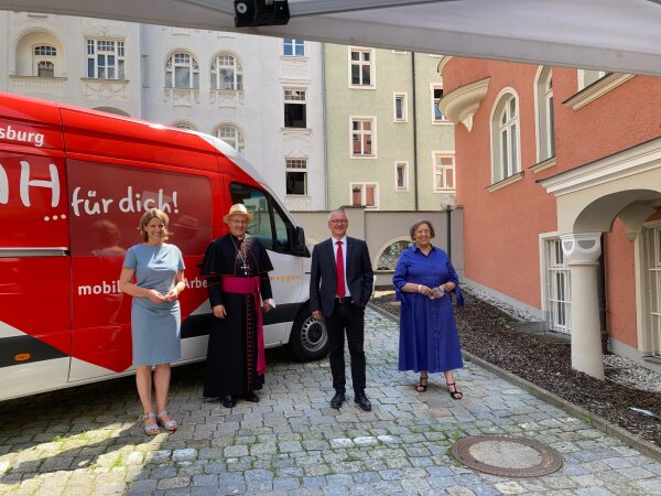 Noah Caritas-Mobil davor stehen von links Sozialbürgermeistern Dr. Astrid Freudenstein, H.H. Bischof Rudolf Voderholzer, Diözesan-Caritasdirektor Michael Weißmann und Vorstandsvorsitzende der Stiftung Johanna Rumschöttel