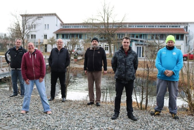 Gruppenbild mit sechs Personen im Freien